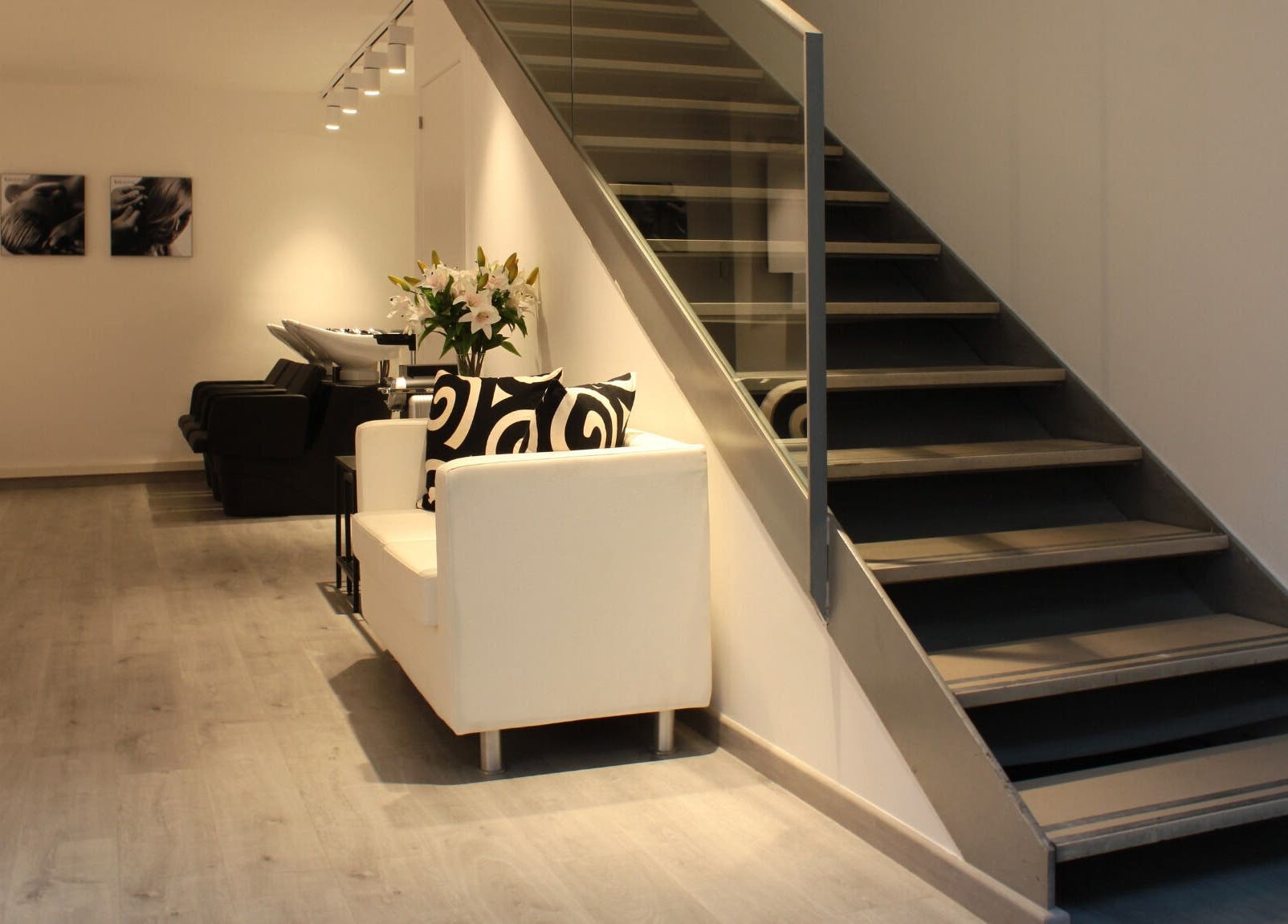 Interior moderno en Raffel Pages Provença, Barcelona, Catalunya, ES, con escalera y sofá blanco.