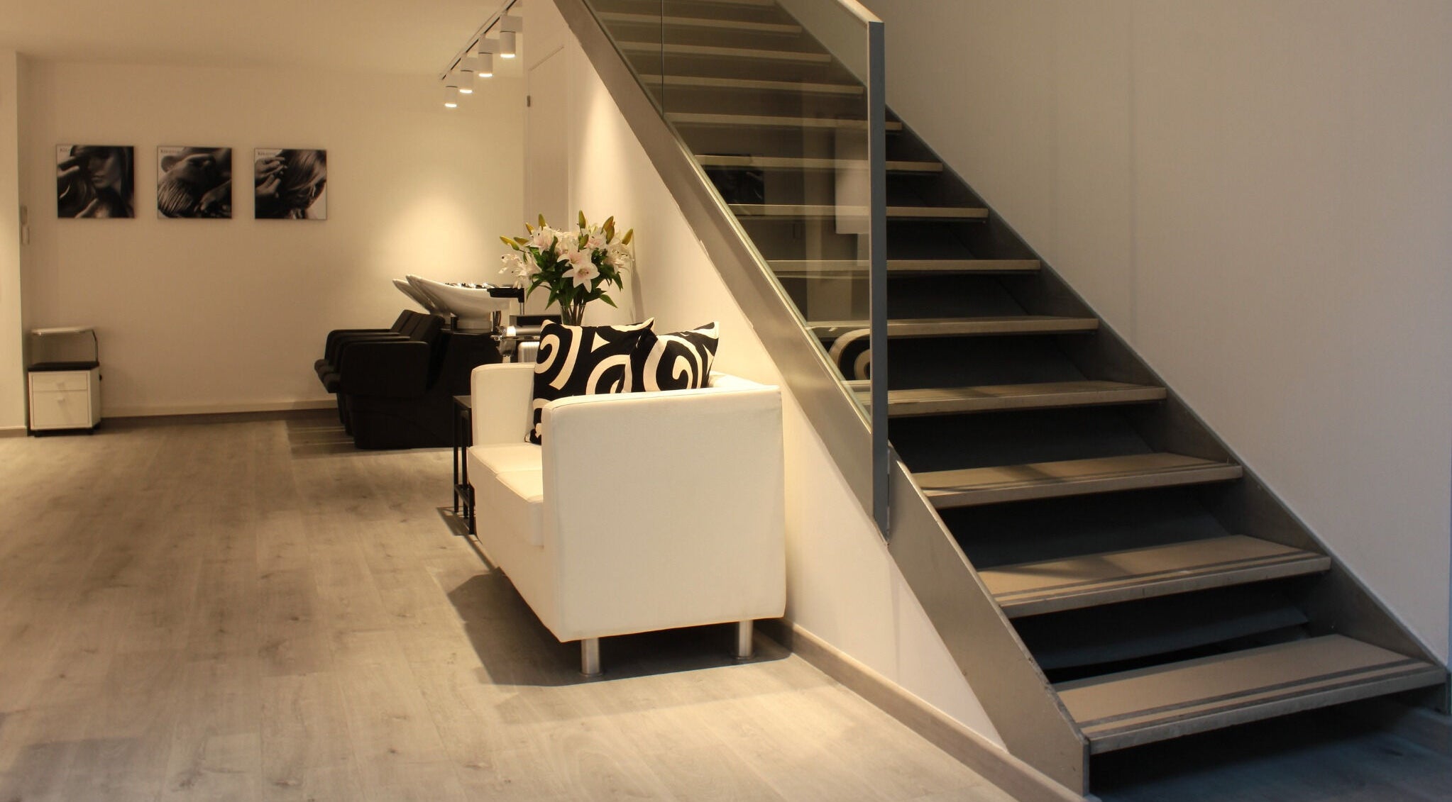 Interior moderno en Raffel Pages Provença, Barcelona, Catalunya, ES, con escalera y sofá blanco.