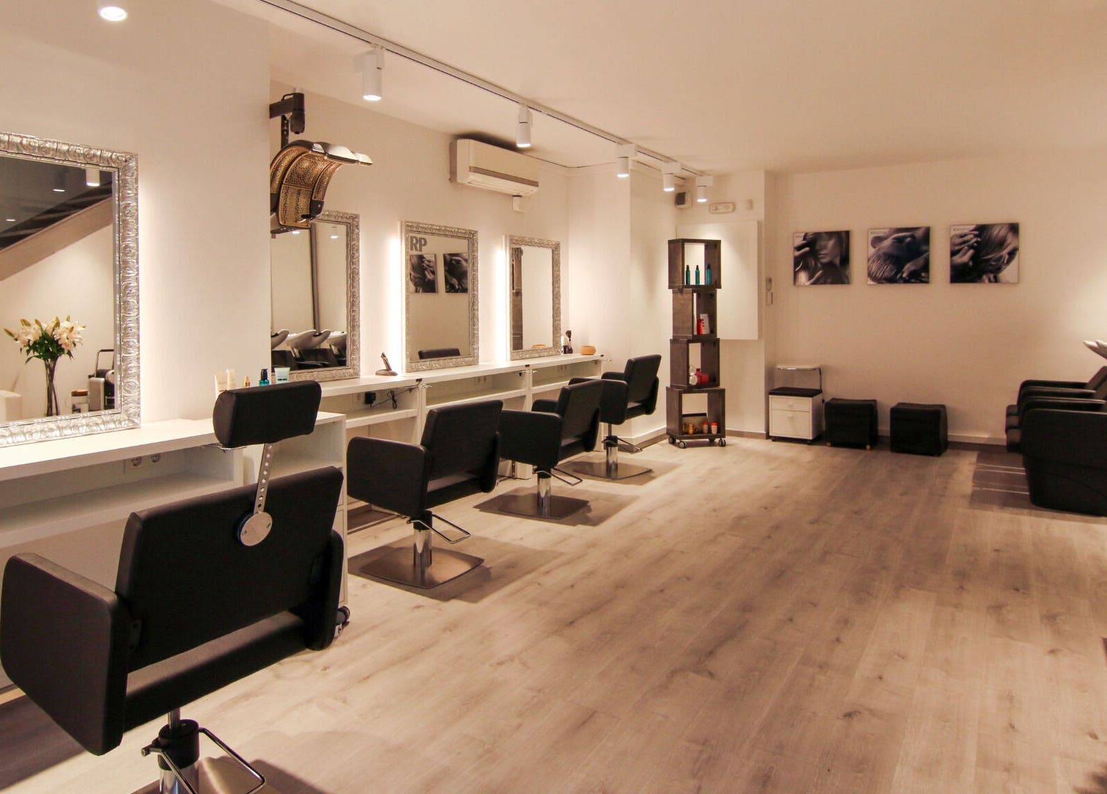 Interior moderno de Raffel Pages Provença en Barcelona, Catalunya, ES, con sillas y espejos elegantes.