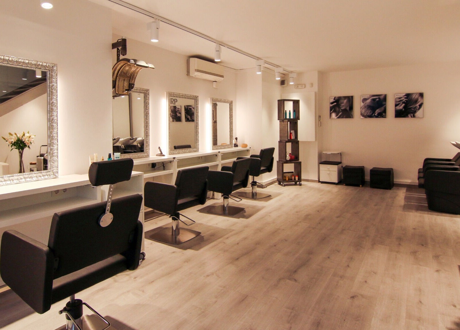 Interior moderno de Raffel Pages Provença en Barcelona, Catalunya, ES, con sillas y espejos elegantes.