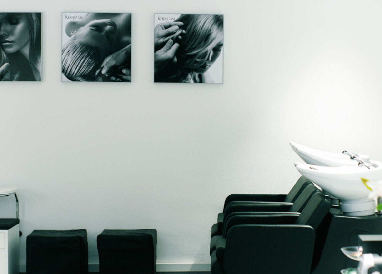 Interior moderno de Raffel Pages Provença, Barcelona, Catalunya, ES, con sillas y lavabos para cabello.