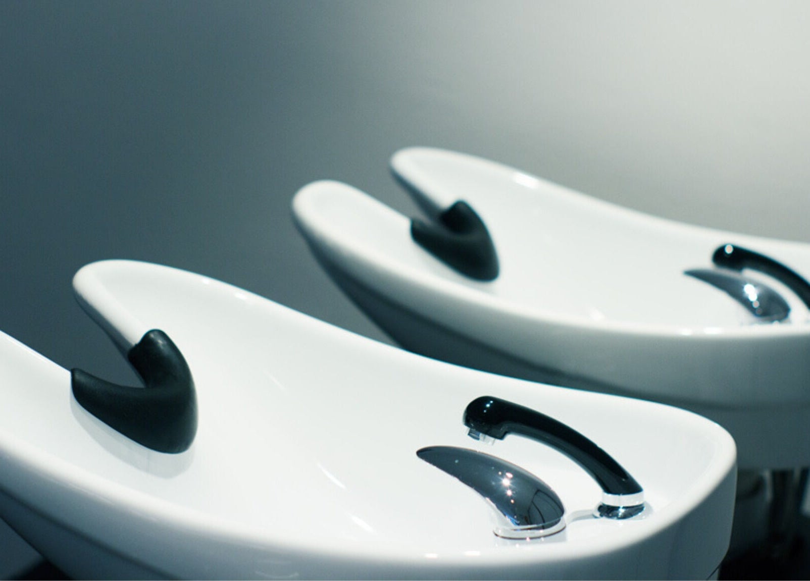 Lavabos modernos en Raffel Pages Provença, Barcelona, Catalunya, ES, listos para tratamientos de belleza.