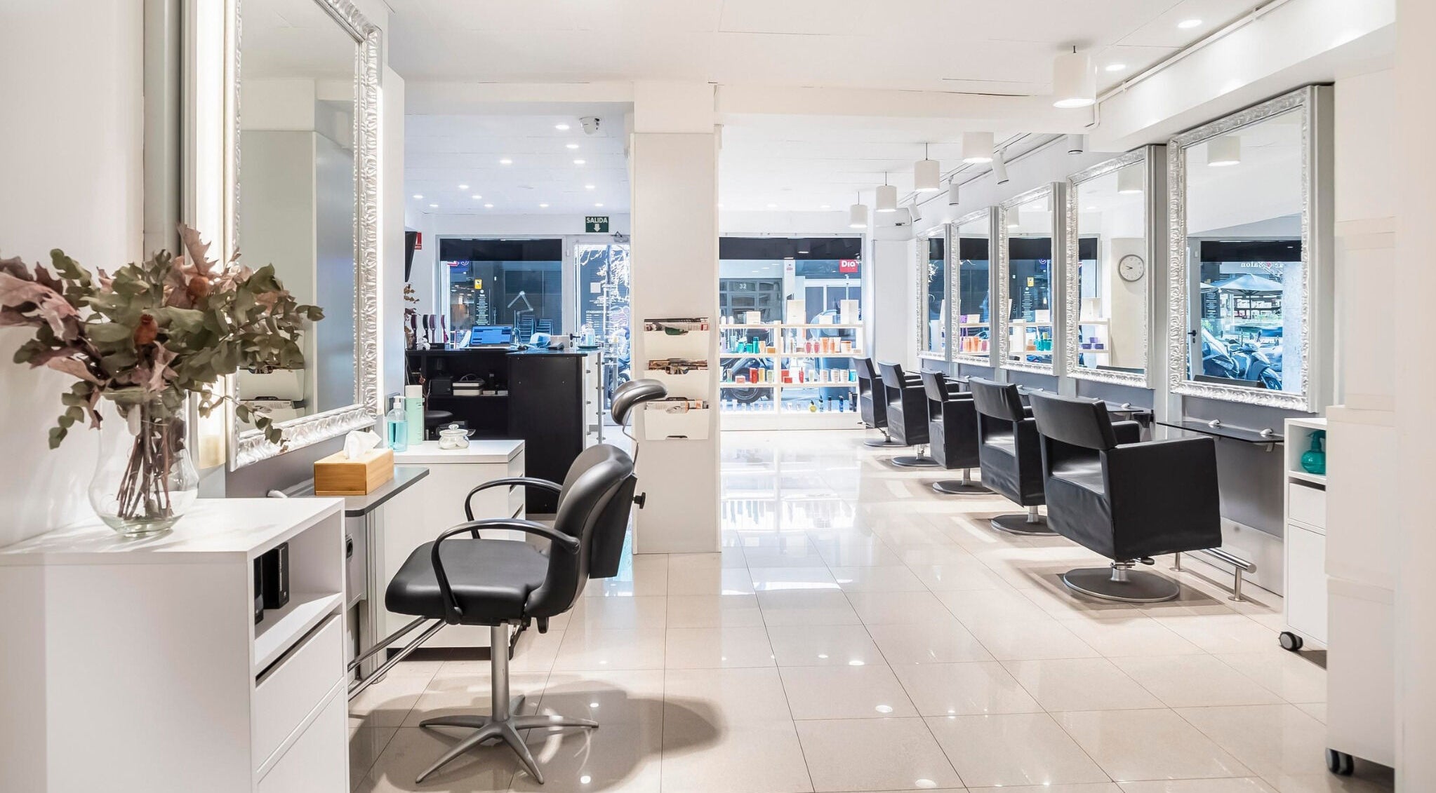 Interior luminoso de Raffel Pages Guillem Tell en Barcelona, Catalunya, ES, con sillas negras modernas.