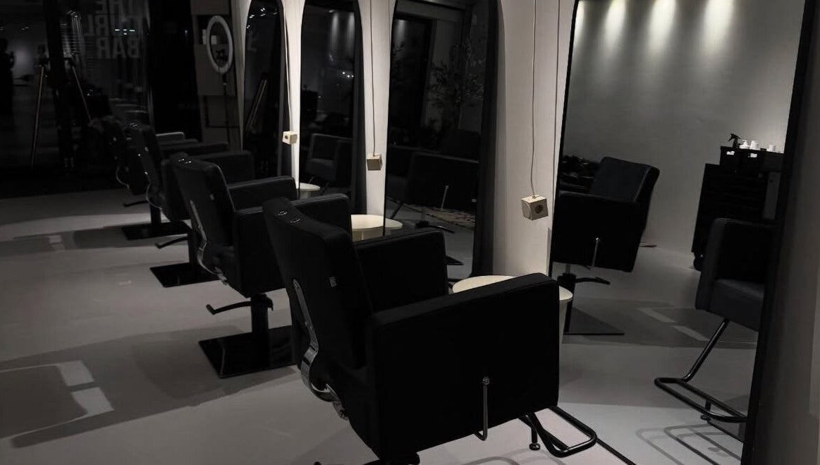 Stijlvolle kappersstoelen bij Beautysecrets in Maastricht, Limburg, NL zorgen voor een luxe ervaring.