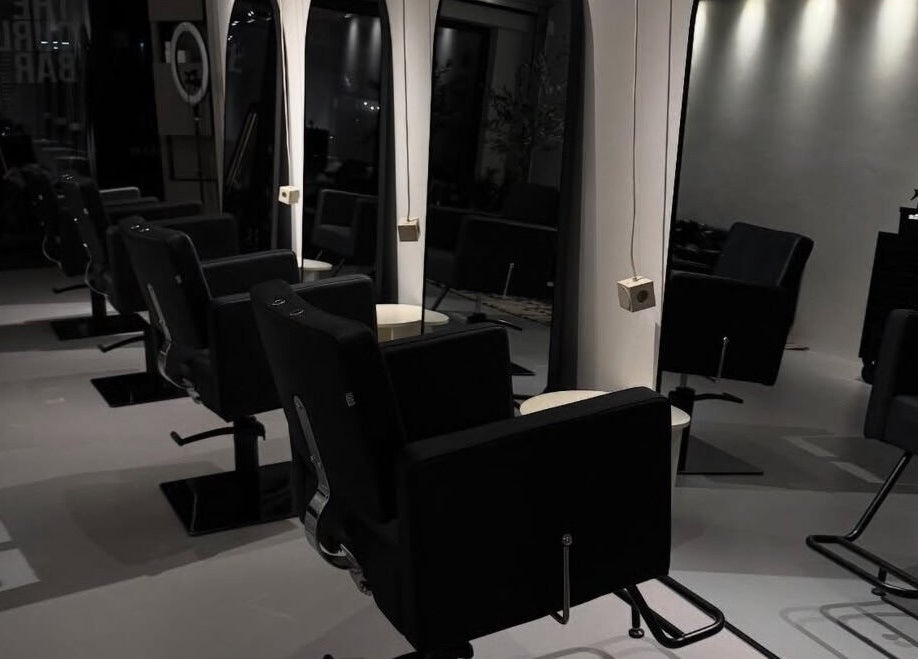 Stijlvolle kappersstoelen bij Beautysecrets in Maastricht, Limburg, NL zorgen voor een luxe ervaring.