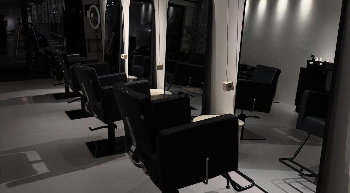 Stijlvolle kappersstoelen bij Beautysecrets in Maastricht, Limburg, NL zorgen voor een luxe ervaring.