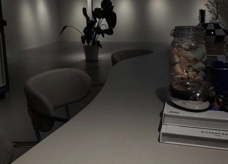 Stijlvolle ontvangstruimte bij Beautysecrets, Maastricht, Limburg, NL, met moderne inrichting en decoratieve objecten.