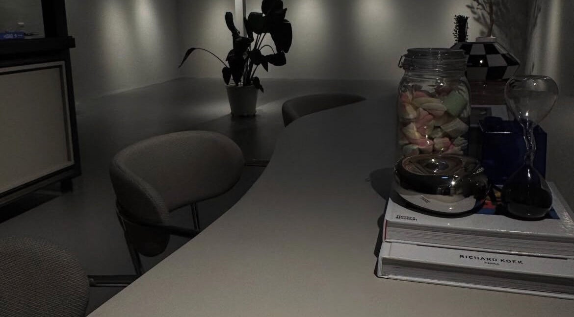 Stijlvolle ontvangstruimte bij Beautysecrets, Maastricht, Limburg, NL, met moderne inrichting en decoratieve objecten.