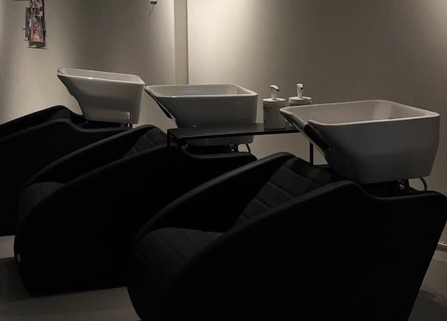 Stijlvolle wasbakken in Beautysecrets, Maastricht, Limburg, NL. Luxe haarverzorging in moderne setting.