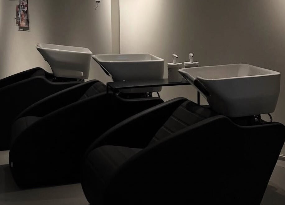 Stijlvolle wasbakken in Beautysecrets, Maastricht, Limburg, NL. Luxe haarverzorging in moderne setting.