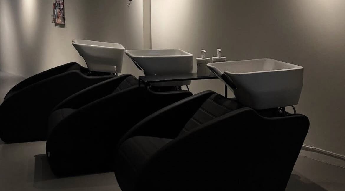 Stijlvolle wasbakken in Beautysecrets, Maastricht, Limburg, NL. Luxe haarverzorging in moderne setting.