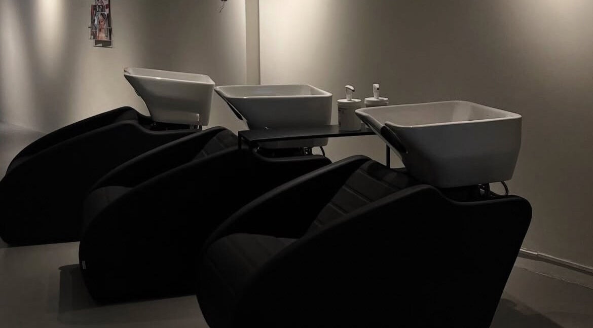 Stijlvolle wasbakken in Beautysecrets, Maastricht, Limburg, NL. Luxe haarverzorging in moderne setting.