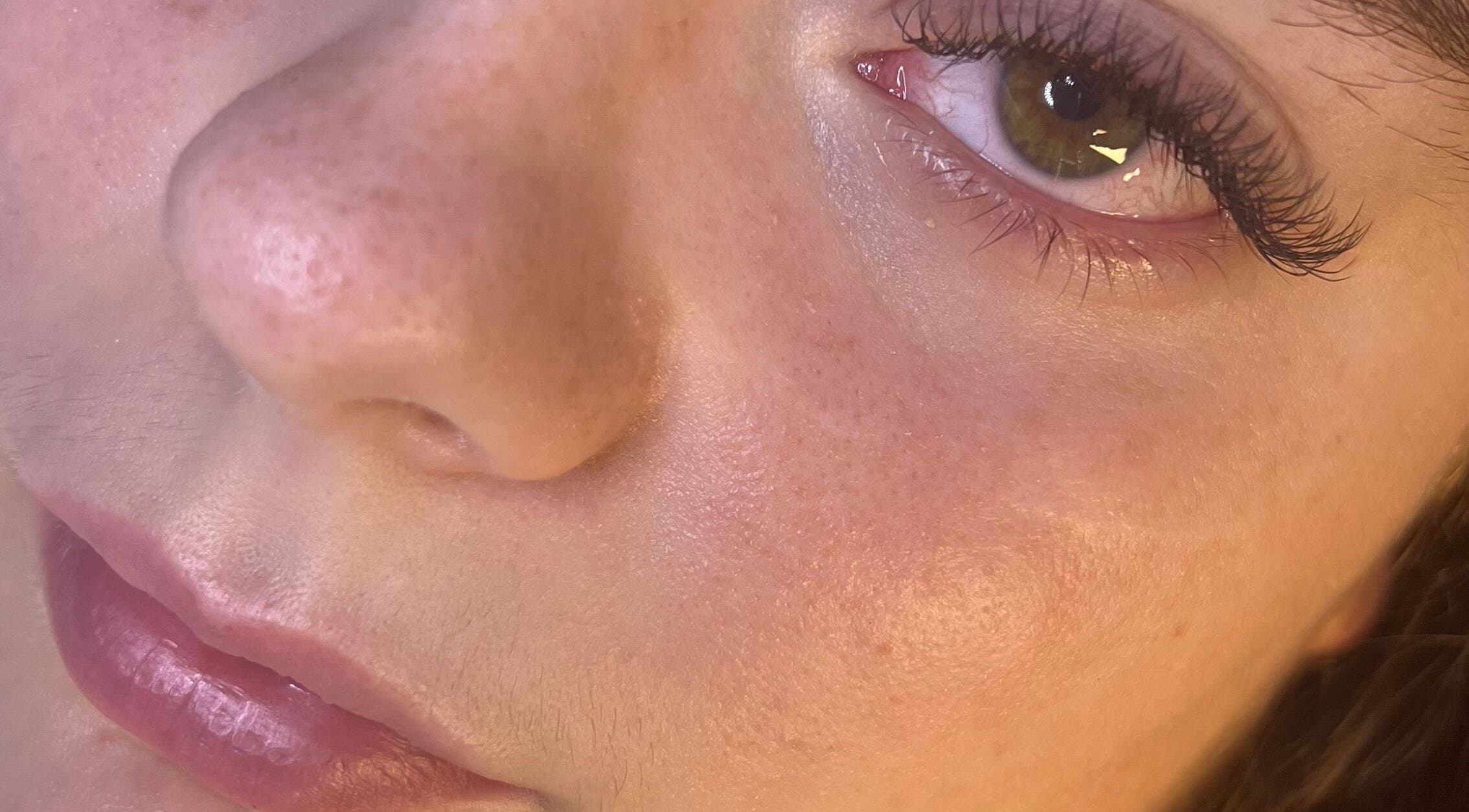 Close-up de um rosto com pestanas aperfeiçoadas em Design do Olhar by Tainá, Barcelos, Braga, PT.