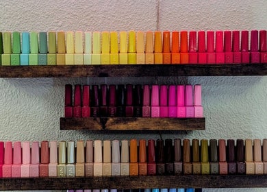 Collection de vernis colorés chez Coquette Minute, Montpellier, Occitanie, FR.