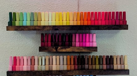 Collection de vernis colorés chez Coquette Minute, Montpellier, Occitanie, FR.