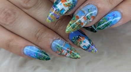 Manucure artistique à Coquette minute, Montpellier, Occitanie, FR avec nail art détaillé et coloré.