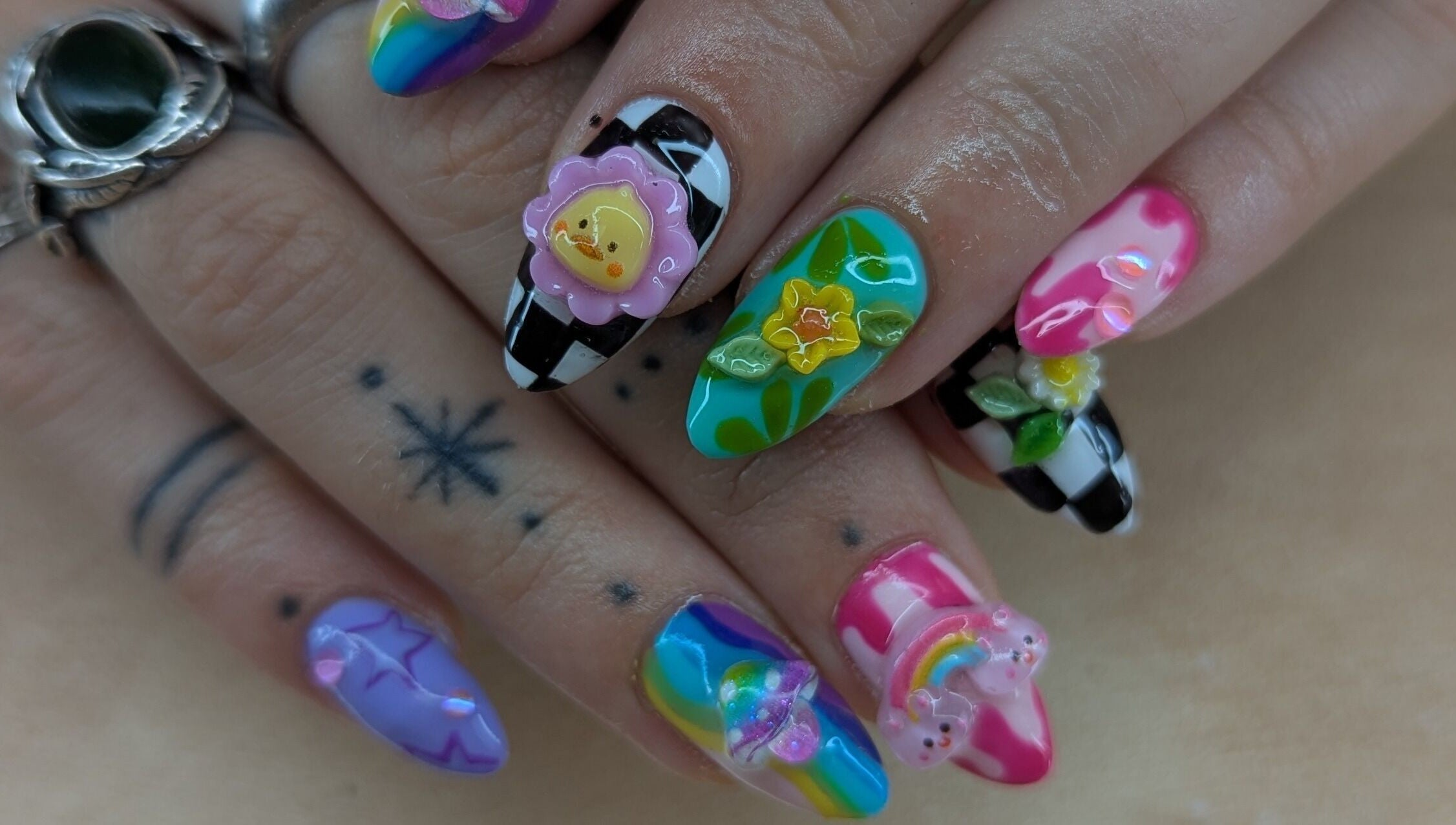 Nail art vibrant chez Coquette Minute à Montpellier, Occitanie, FR, affichant des motifs créatifs et colorés.