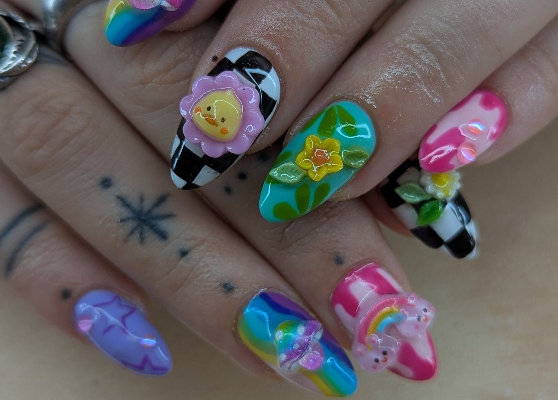 Nail art vibrant chez Coquette Minute à Montpellier, Occitanie, FR, affichant des motifs créatifs et colorés.