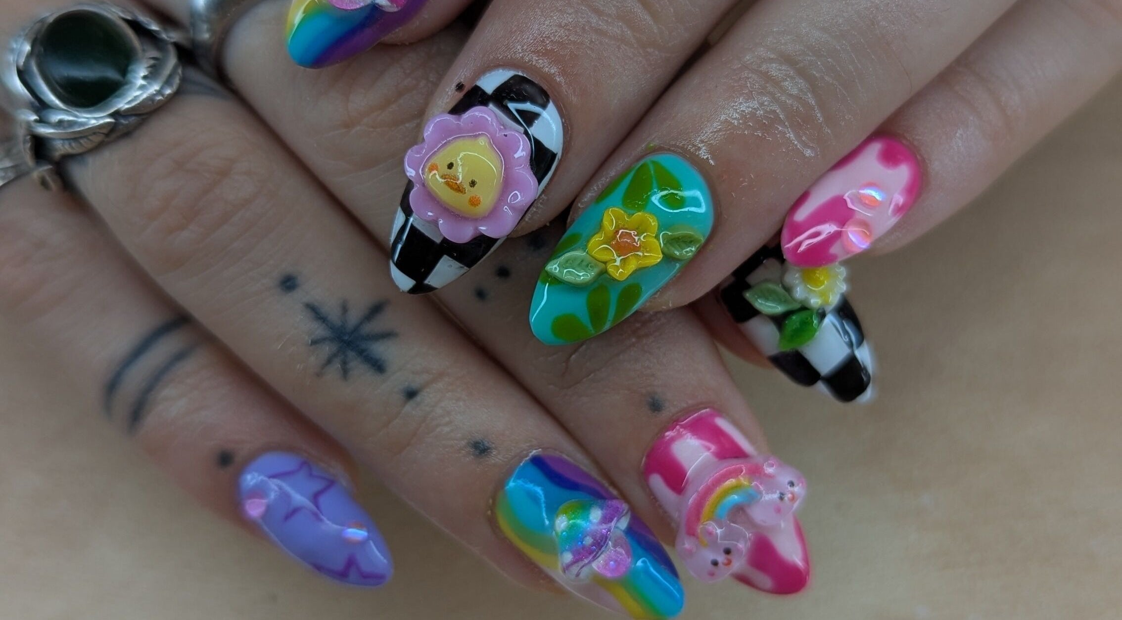 Nail art vibrant chez Coquette Minute à Montpellier, Occitanie, FR, affichant des motifs créatifs et colorés.