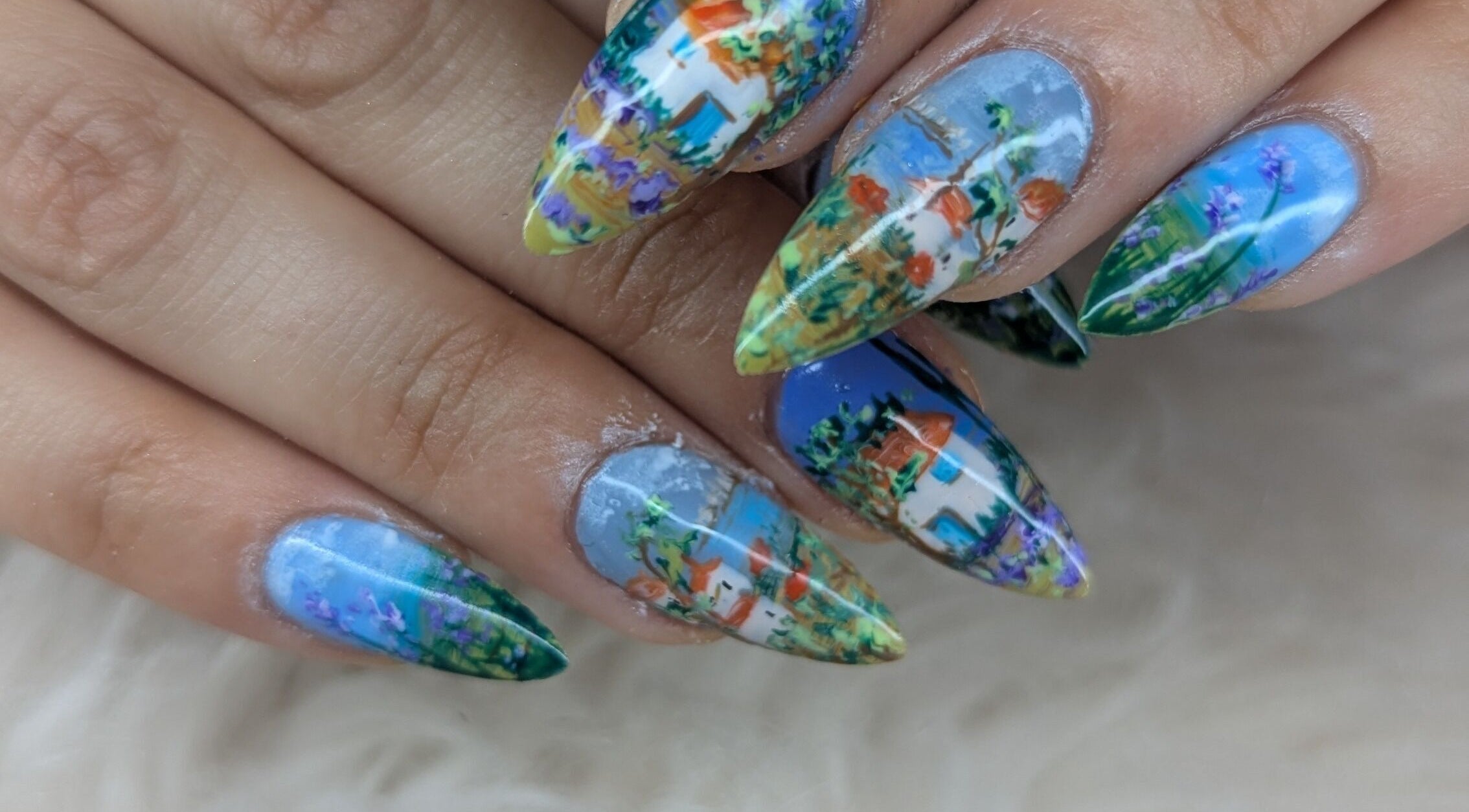 Nail art coloré et détaillé à Coquette minute, Montpellier, Occitanie, FR, inspiré par des paysages artistiques.