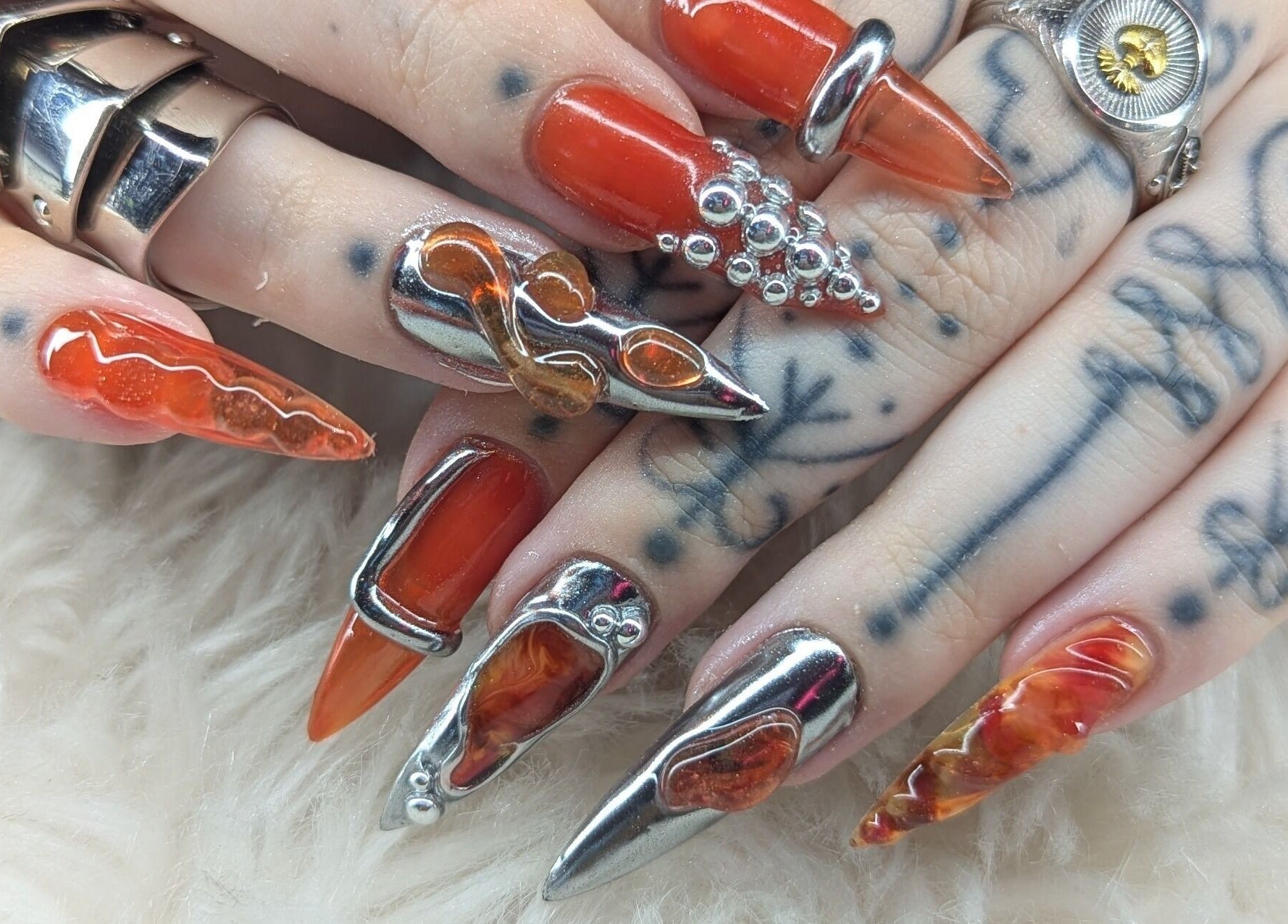 Design d'ongles rouge et argenté à Coquette minute, Montpellier, Occitanie, FR.