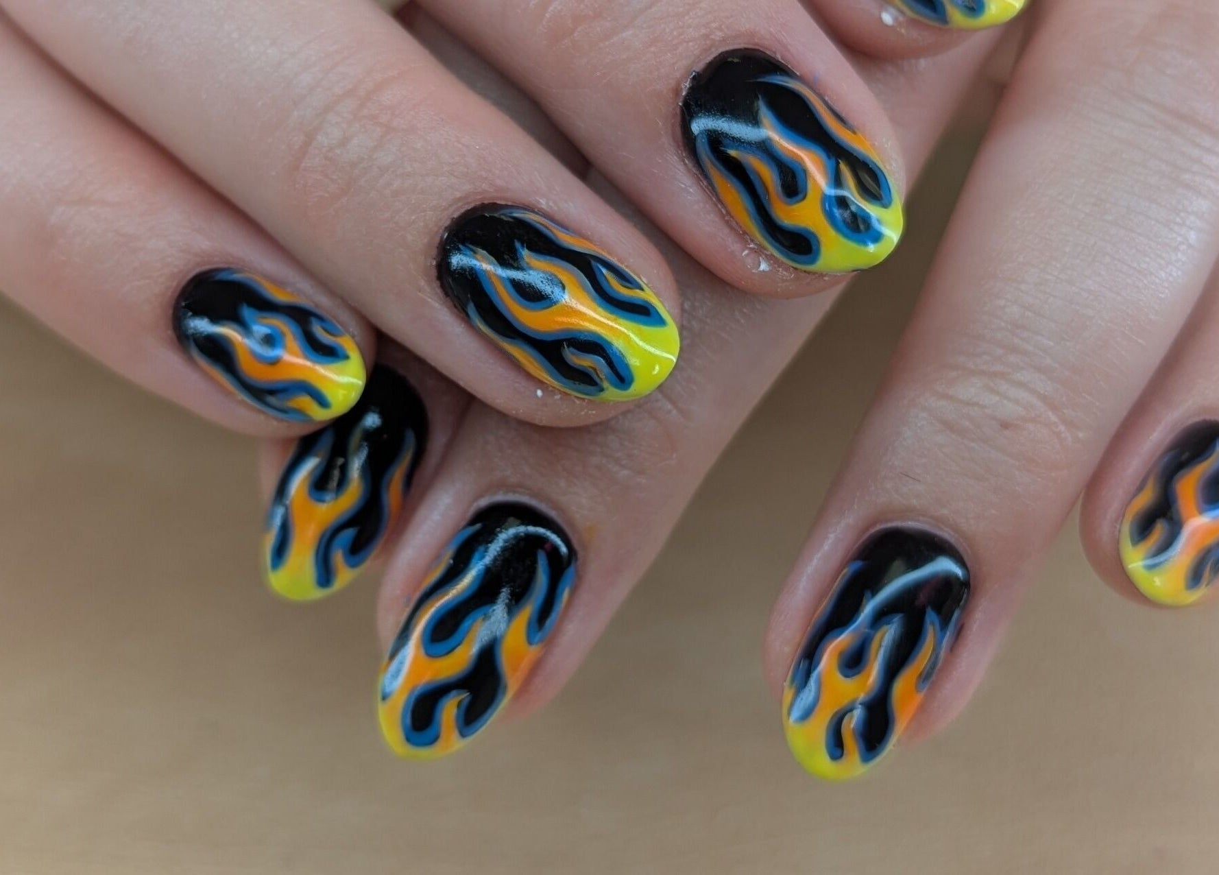 Art des ongles flamboyant chez Coquette Minute, Montpellier, Occitanie, FR.