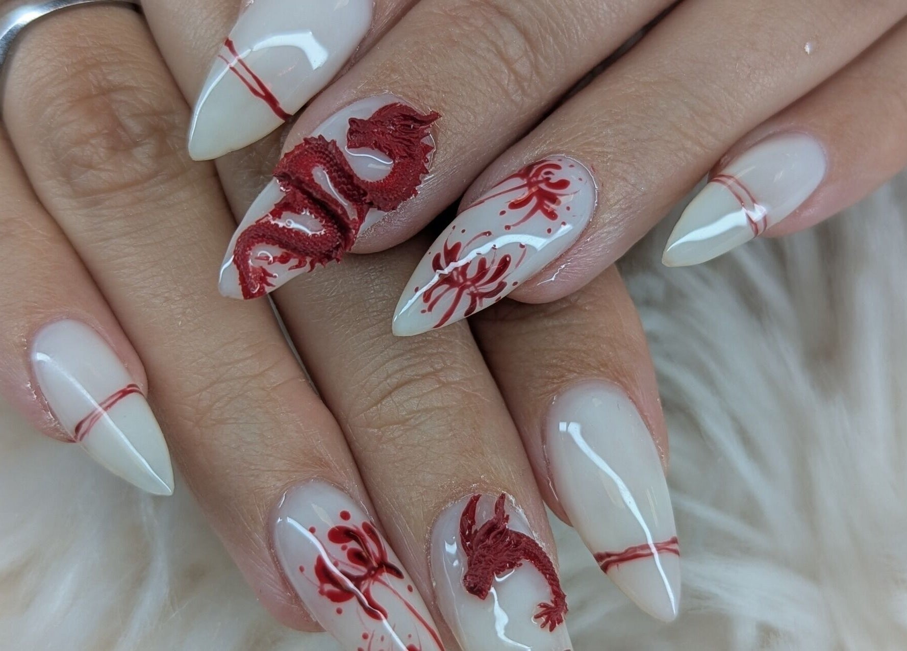 Nail art dragon rouge élégant à Coquette minute, Montpellier, Occitanie, FR