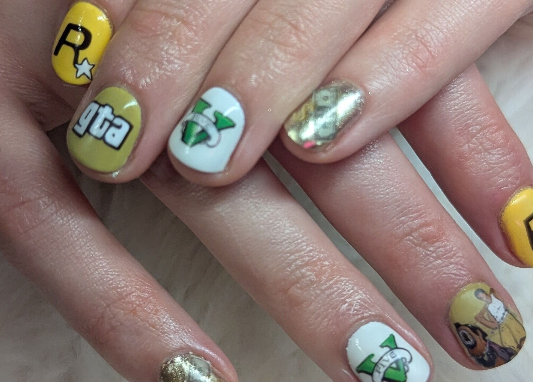 Manucure art unique à Coquette Minute, Montpellier, Occitanie, FR sur ongles avec motifs jaune et vernis brillant.