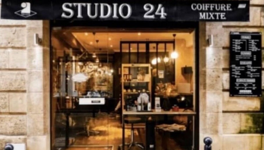 Entrée élégante du Studio24, salon de beauté à Bordeaux, Nouvelle-Aquitaine, FR avec éclairage chaleureux.