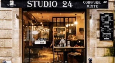 Entrée élégante du Studio24, salon de beauté à Bordeaux, Nouvelle-Aquitaine, FR avec éclairage chaleureux.