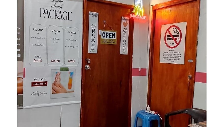 Pintu masuk Lin Reflexology and Beauty Tuaran di Tuaran, Sabah, MY dengan papan pakej dan papan tanda selamat datang.