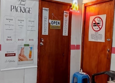 Pintu masuk Lin Reflexology and Beauty Tuaran di Tuaran, Sabah, MY dengan papan pakej dan papan tanda selamat datang.