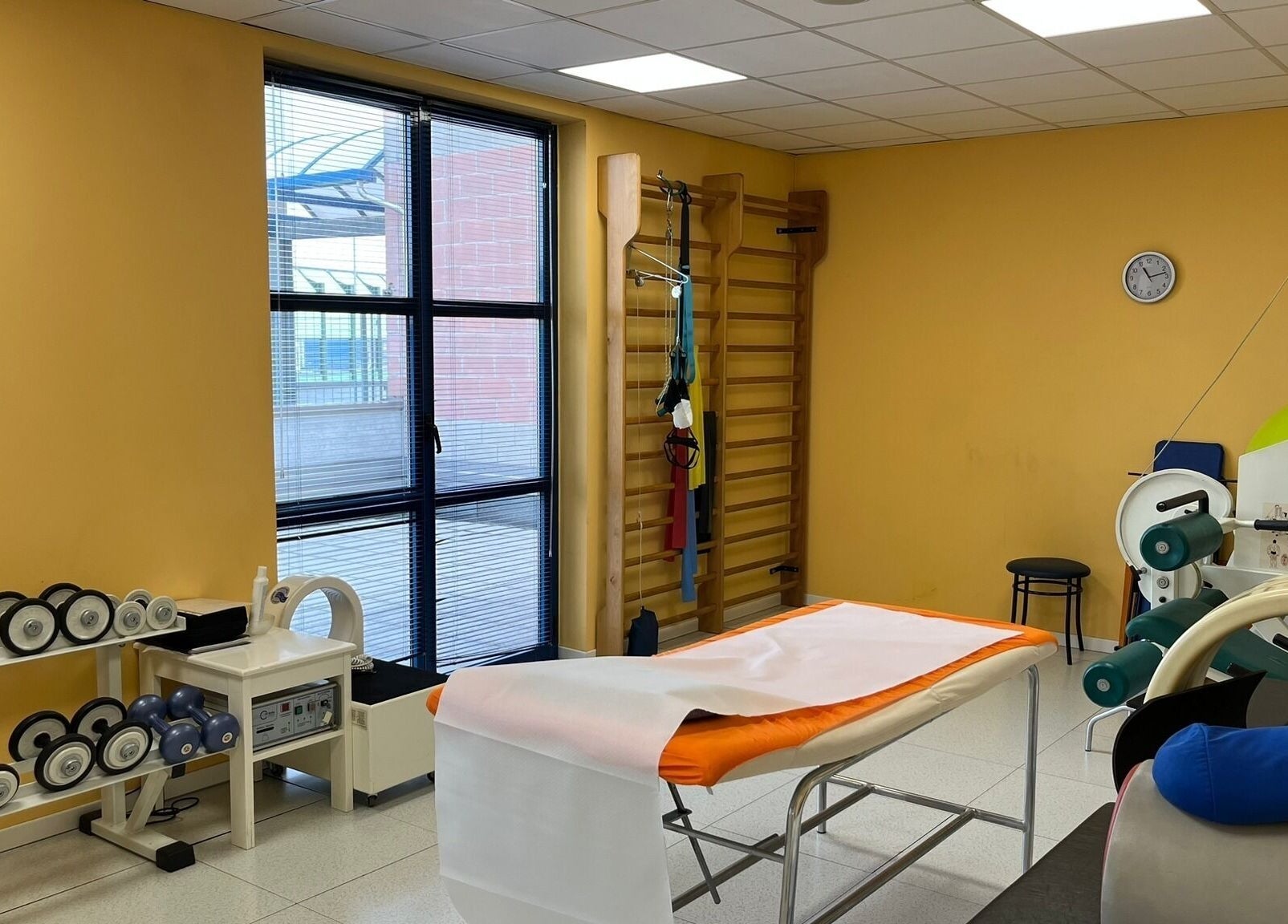 Sala trattamenti di Alessandro Asti Osteopata a Cormano, Lombardia, IT con attrezzi e lettino.