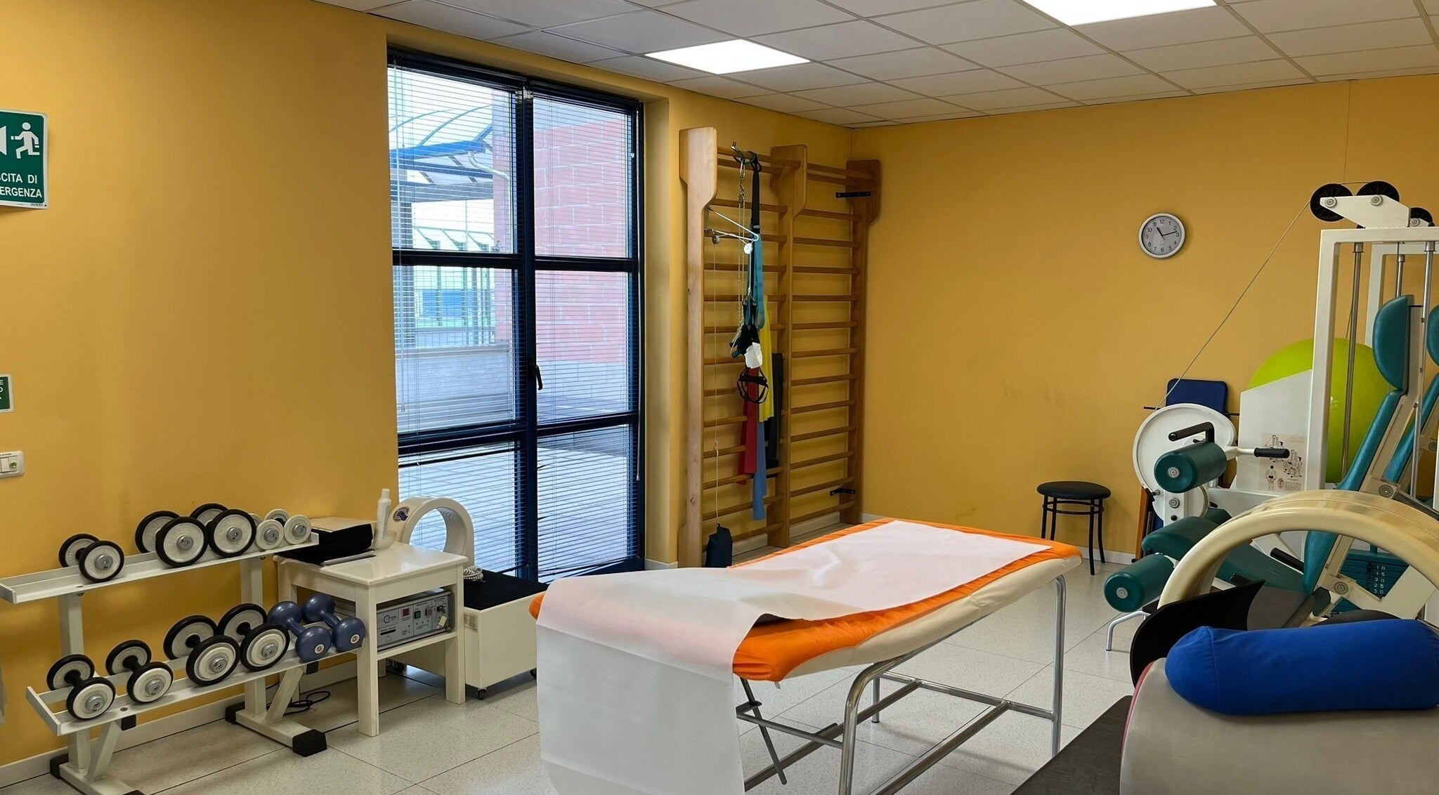Sala trattamenti di Alessandro Asti Osteopata a Cormano, Lombardia, IT con attrezzi e lettino.