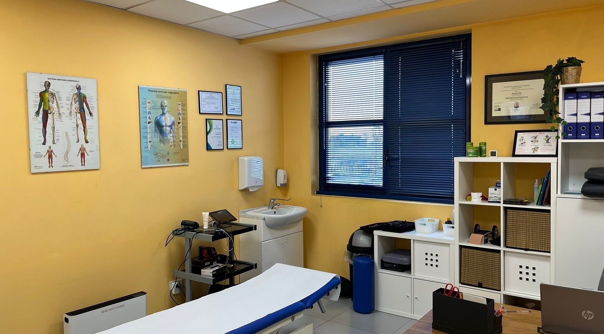 Interno dello studio Alessandro Asti Osteopata a Cormano, Lombardia, IT, con lettino e arredi moderni.