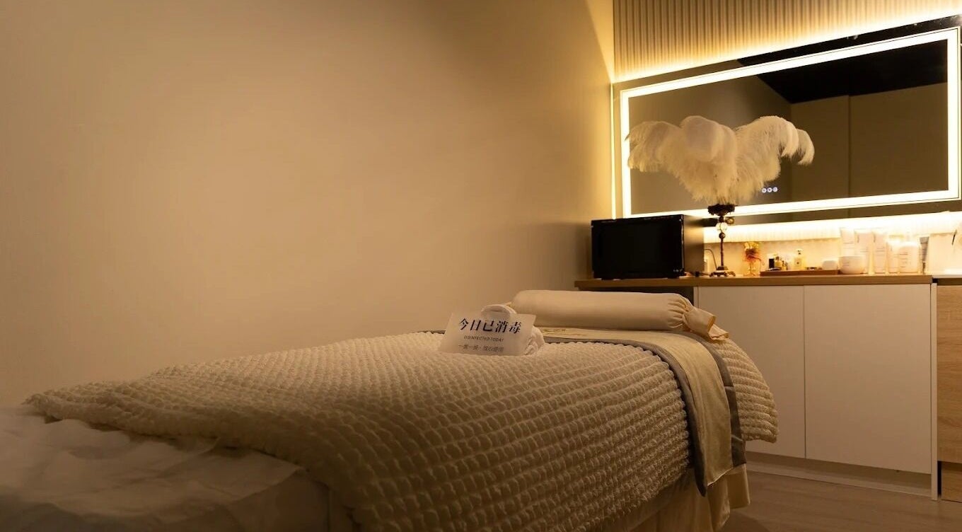 LY BEAUTY HEALTH在新南威尔士Burwood的舒适美容房间，提供宁静放松的环境。