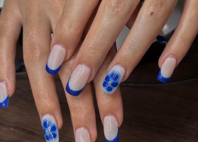 Manucure moderne bleu à Beauté&couleurs, Saint Georges sur erve, FR, offrant un look raffiné.