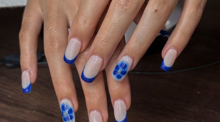 Manucure moderne bleu à Beauté&couleurs, Saint Georges sur erve, FR, offrant un look raffiné.