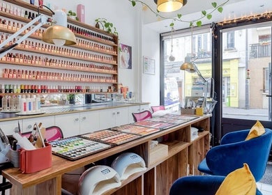 Intérieur stylé du 23 Nail Salon à Paris, Île-de-France, FR avec vernis et espace de manucure.