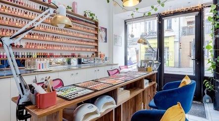 Intérieur stylé du 23 Nail Salon à Paris, Île-de-France, FR avec vernis et espace de manucure.