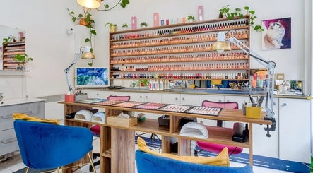 Espace intérieur élégant de 23 Nail Salon à Paris, Île-de-France, FR avec un mur de vernis attractif.