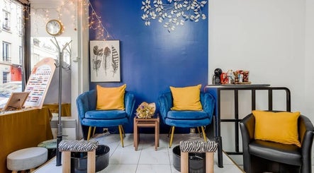Intérieur élégant de 23 Nail Salon à Paris, Île-de-France, FR, avec fauteuils bleus et décoration murale.