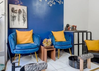 Intérieur élégant de 23 Nail Salon à Paris, Île-de-France, FR, avec fauteuils bleu et décor moderne.