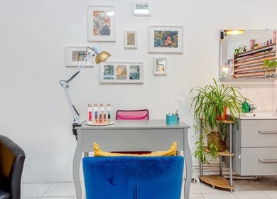 Intérieur chic du 23 Nail Salon à Paris, Île-de-france, FR, avec murs décorés et plantes.