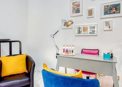 Intérieur chic de 23 Nail Salon à Paris, Île-de-France, FR avec décoration artistique et mobilier confortable.