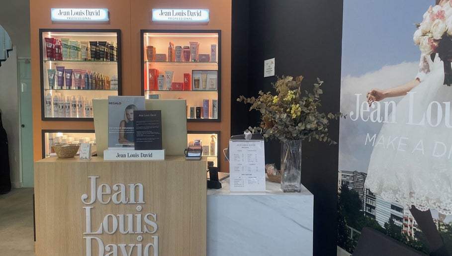 Interior del Salón Jean Louis David - Recoletos en Madrid, mostrando productos de belleza en exhibición.