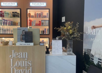 Interior del Salón Jean Louis David - Recoletos en Madrid, mostrando productos de belleza en exhibición.