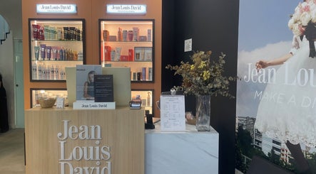Interior del Salón Jean Louis David - Recoletos en Madrid, mostrando productos de belleza en exhibición.