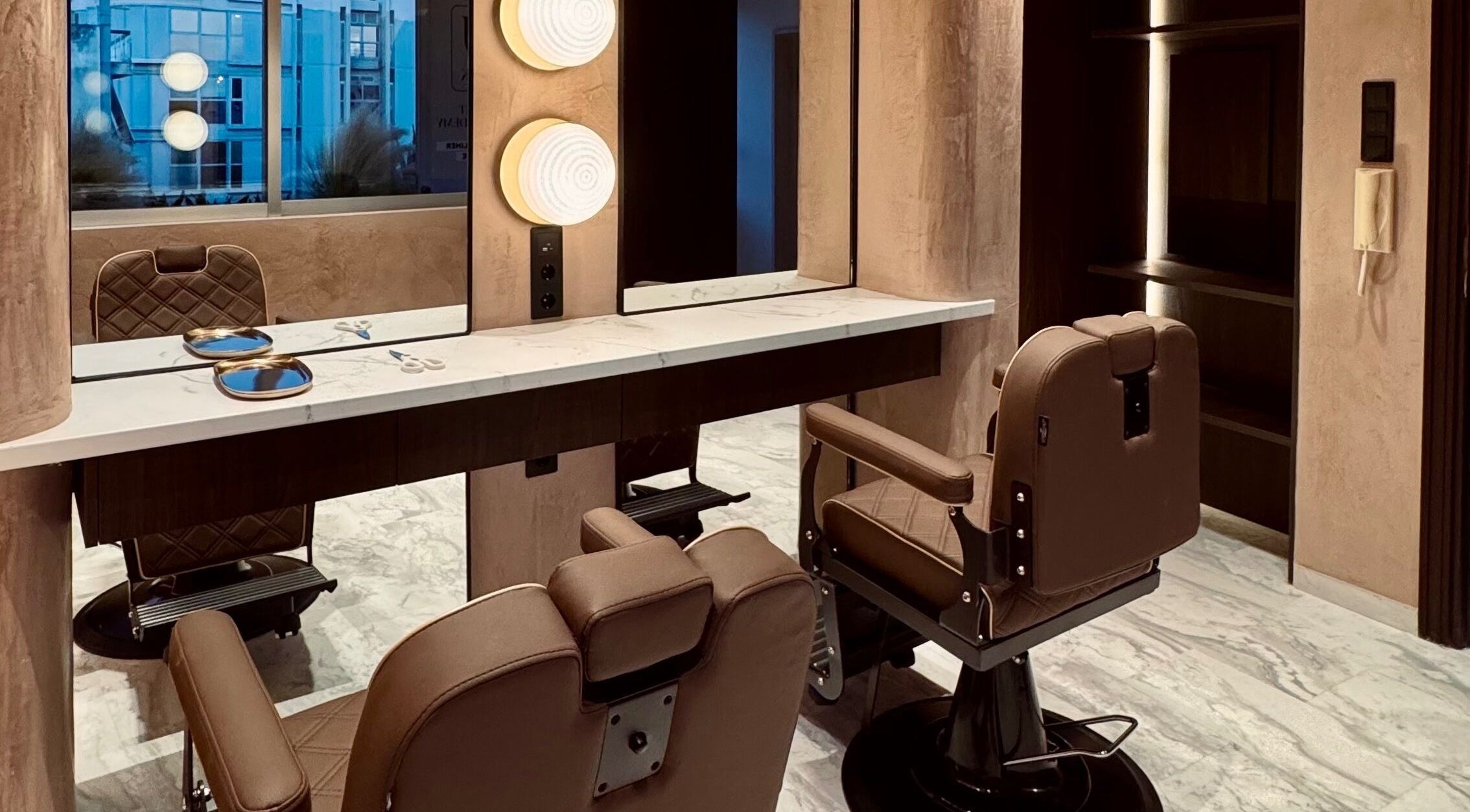 Κομψό εσωτερικό σαλόνι στο The Browink, Καλλιθέα, GR με καθρέφτες και πολυτελείς καρέκλες.