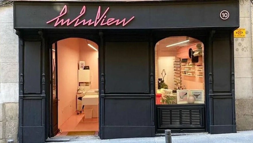 Fachada de Luluview Nails & Beauty en Madrid, Comunidad de Madrid, ES, destacando su entrada elegante.